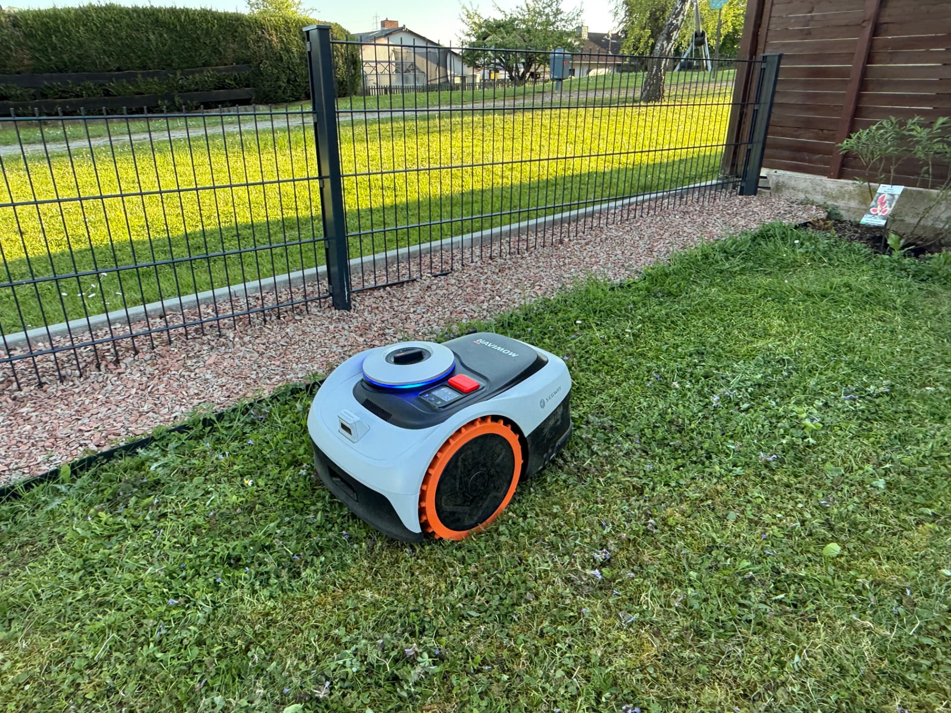 Installierter Navimow Mähroboter auf einer betreuten Rasenfläche