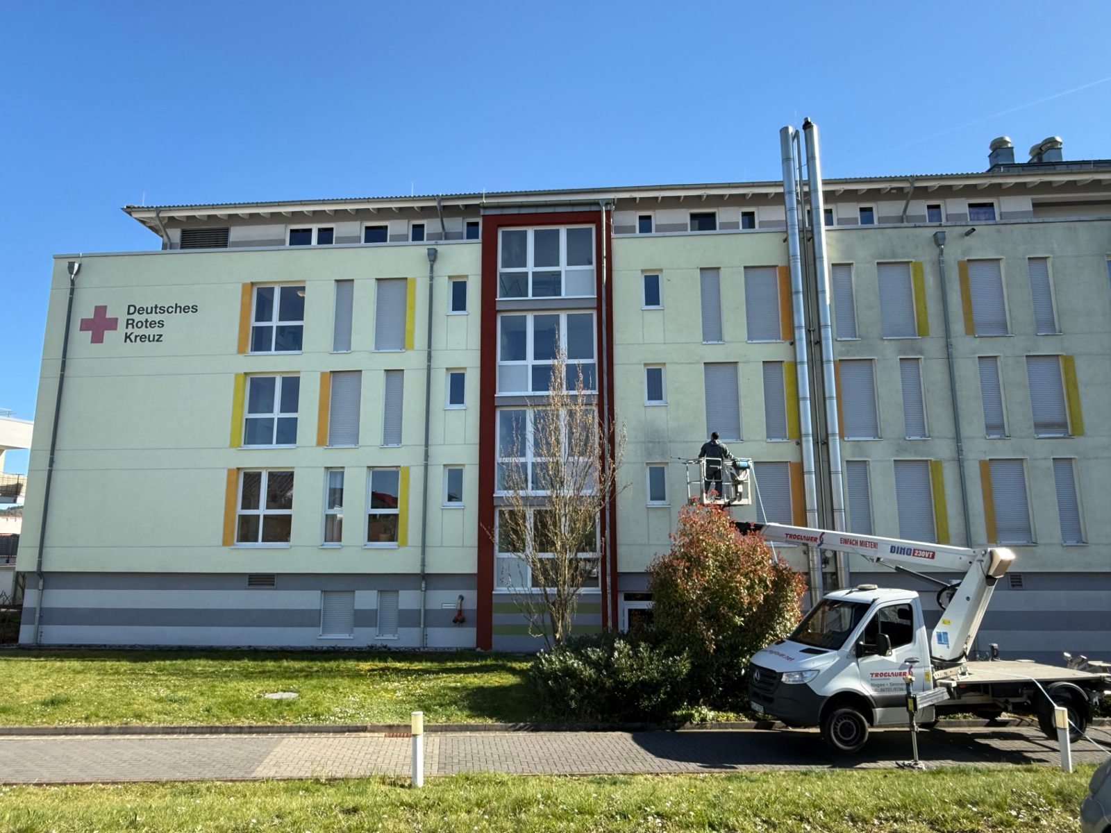 Gereinigte, gleichmäßig helle Fassade des DRK-Gebäudes in Rüdesheim