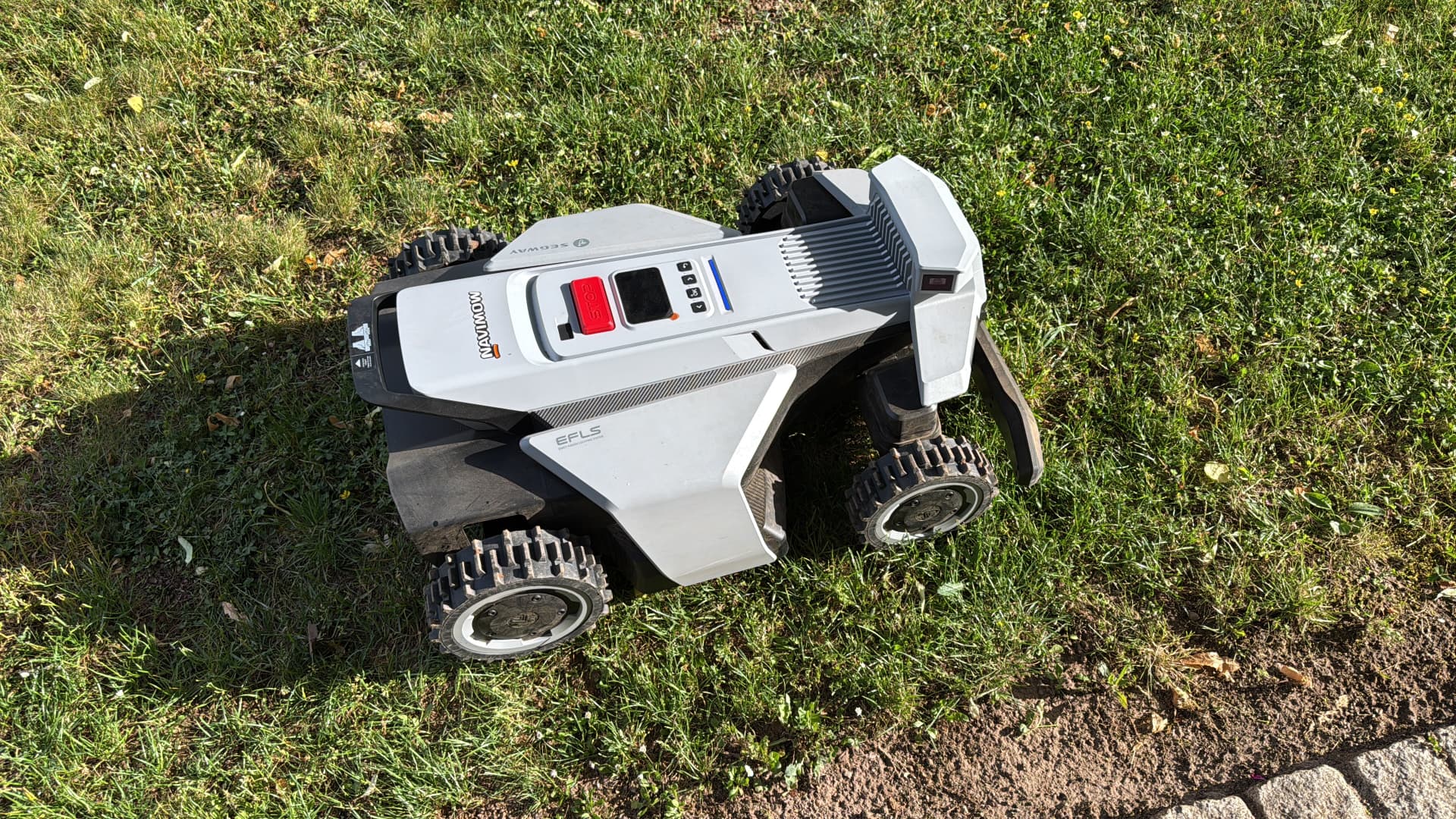 Navimow Mähroboter an der Randeinfassung zwischen Rasenfläche und Pflasterkante