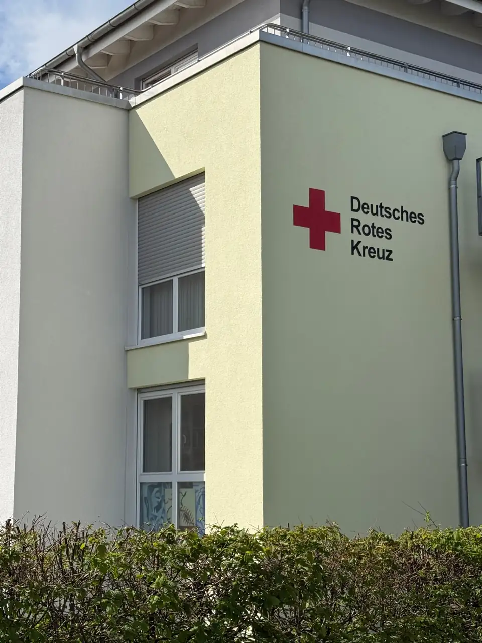Gereinigte, gleichmäßig helle Fassade des Seniorenheims nach der Fassadenreinigung