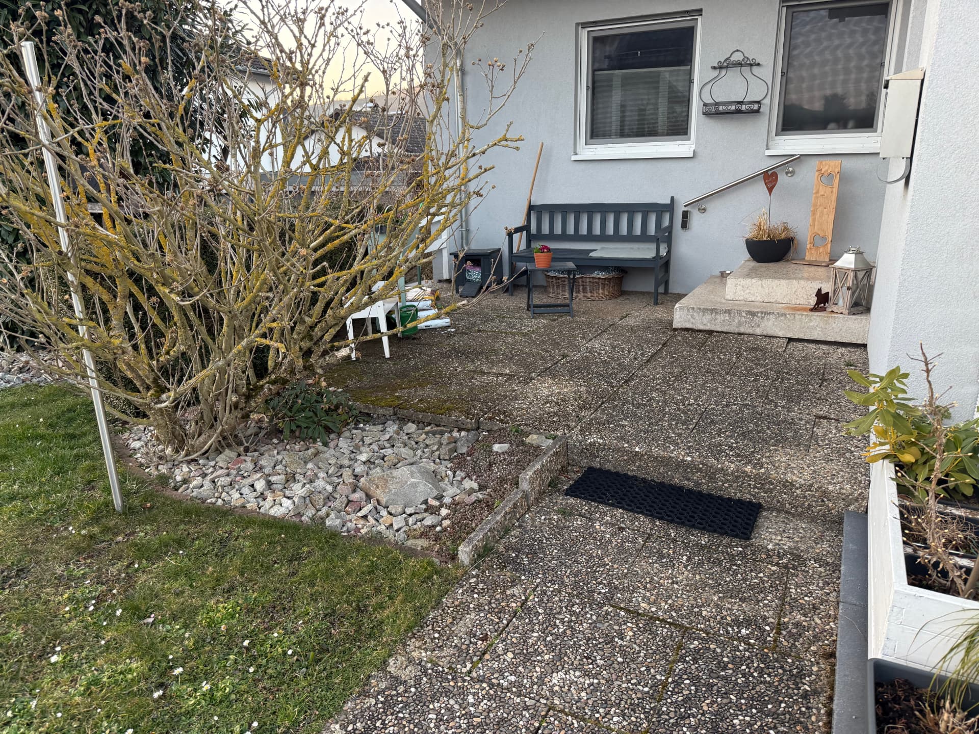 Terrassen- und Zugangsfläche vor der Sanierung: bemooste Betonplatten