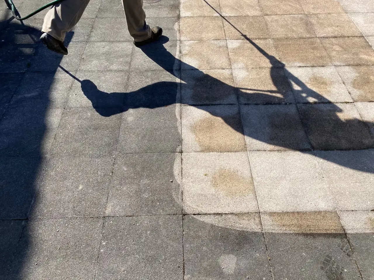 Arbeitskante auf einer Plattenfläche: gereinigter und ungereinigter Bereich direkt nebeneinander