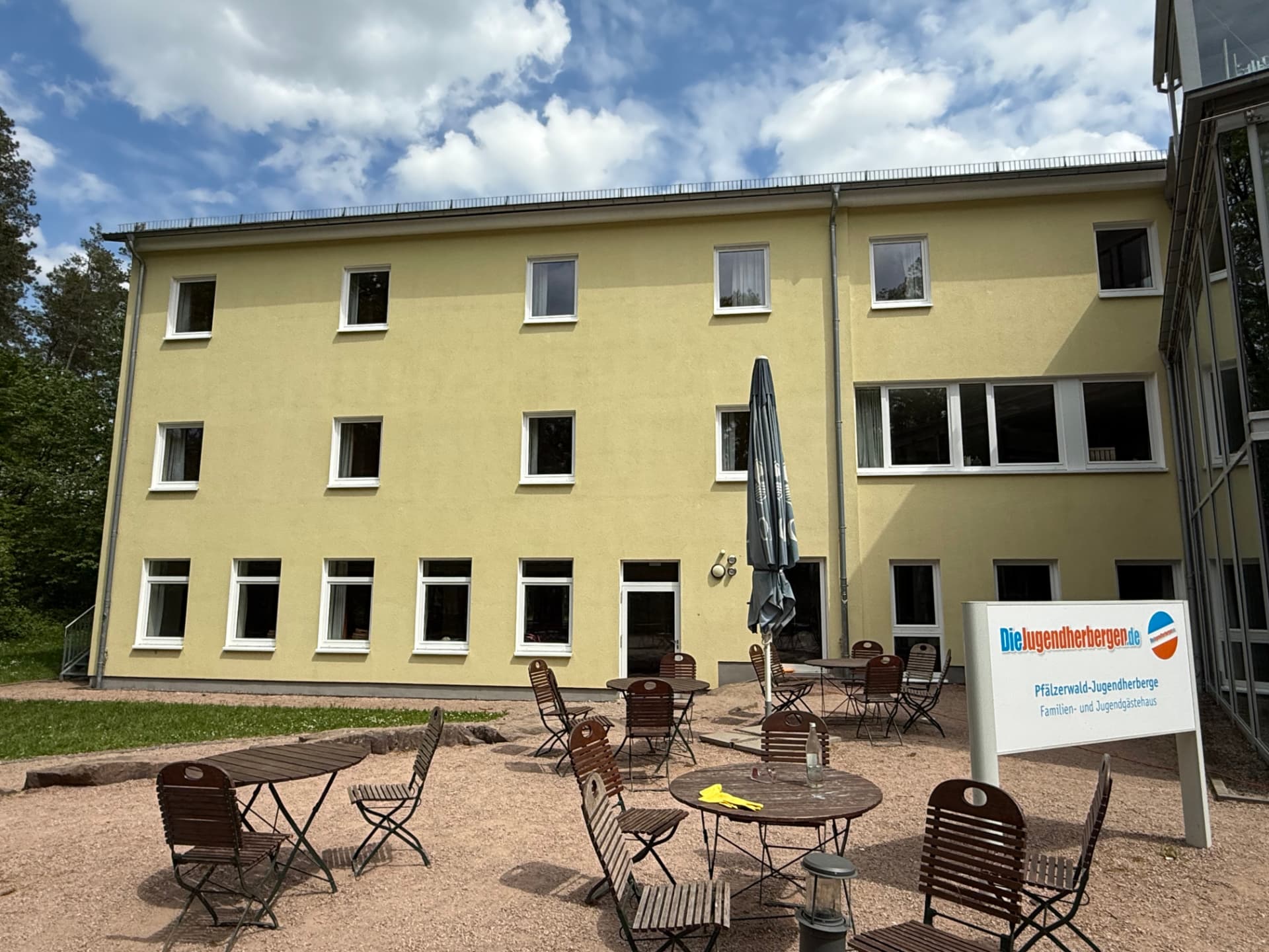 Gereinigte, gleichmäßig helle Fassade der Jugendherberge Hochspeyer nach der Fassadenreinigung