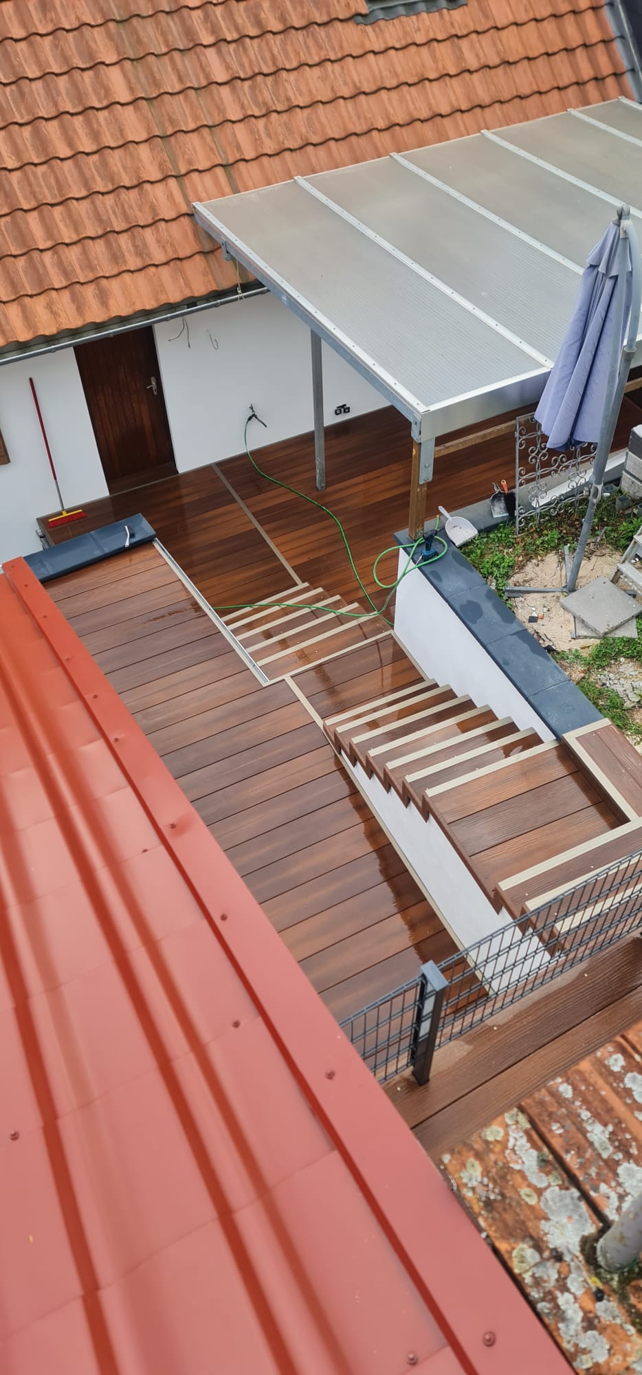 WPC-Terrasse mit Treppenanlage und Überdachung aus der Vogelperspektive