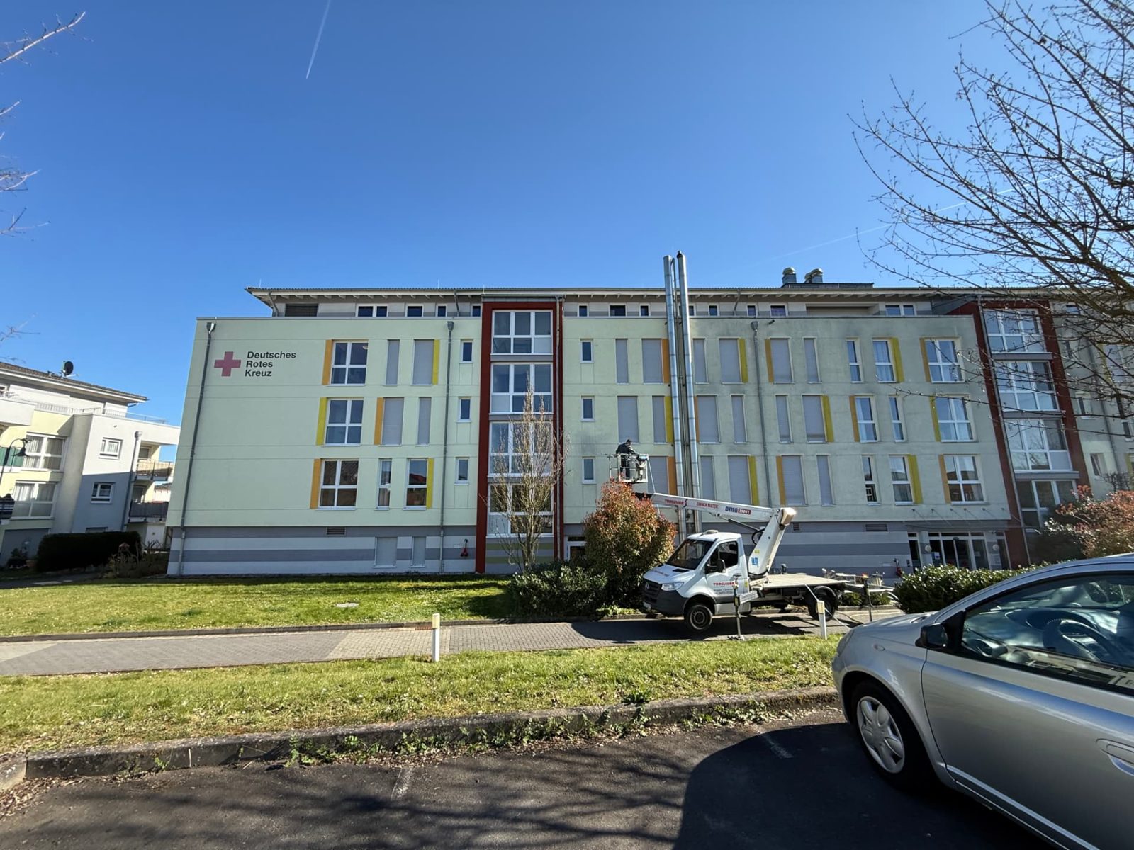 Fassadenreinigung an einem Objekt in Rüdesheim von der Hebebühne aus