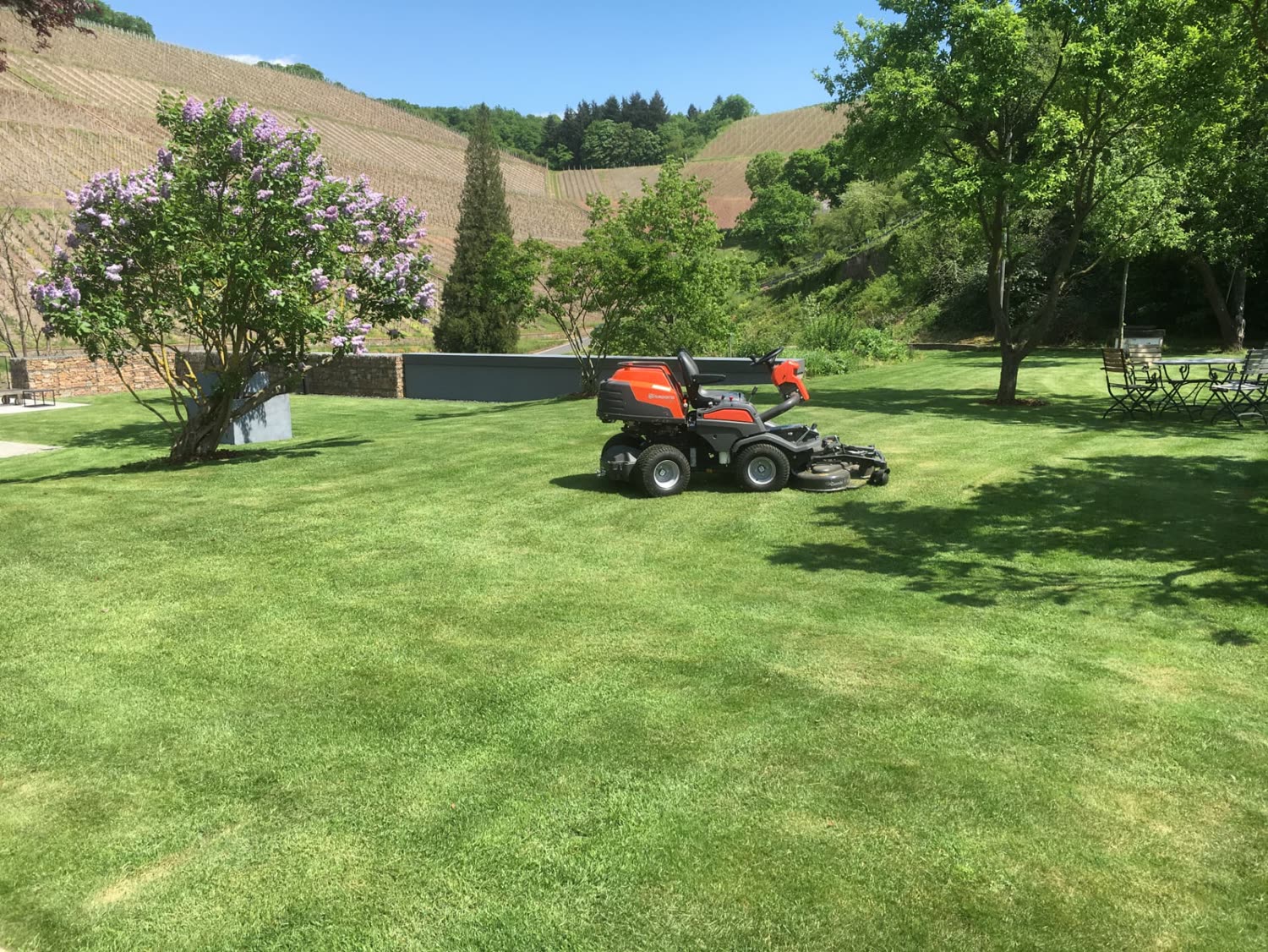 Aufsitzmäher von GartenHerrmann bei der Rasenpflege auf einer Objektfläche