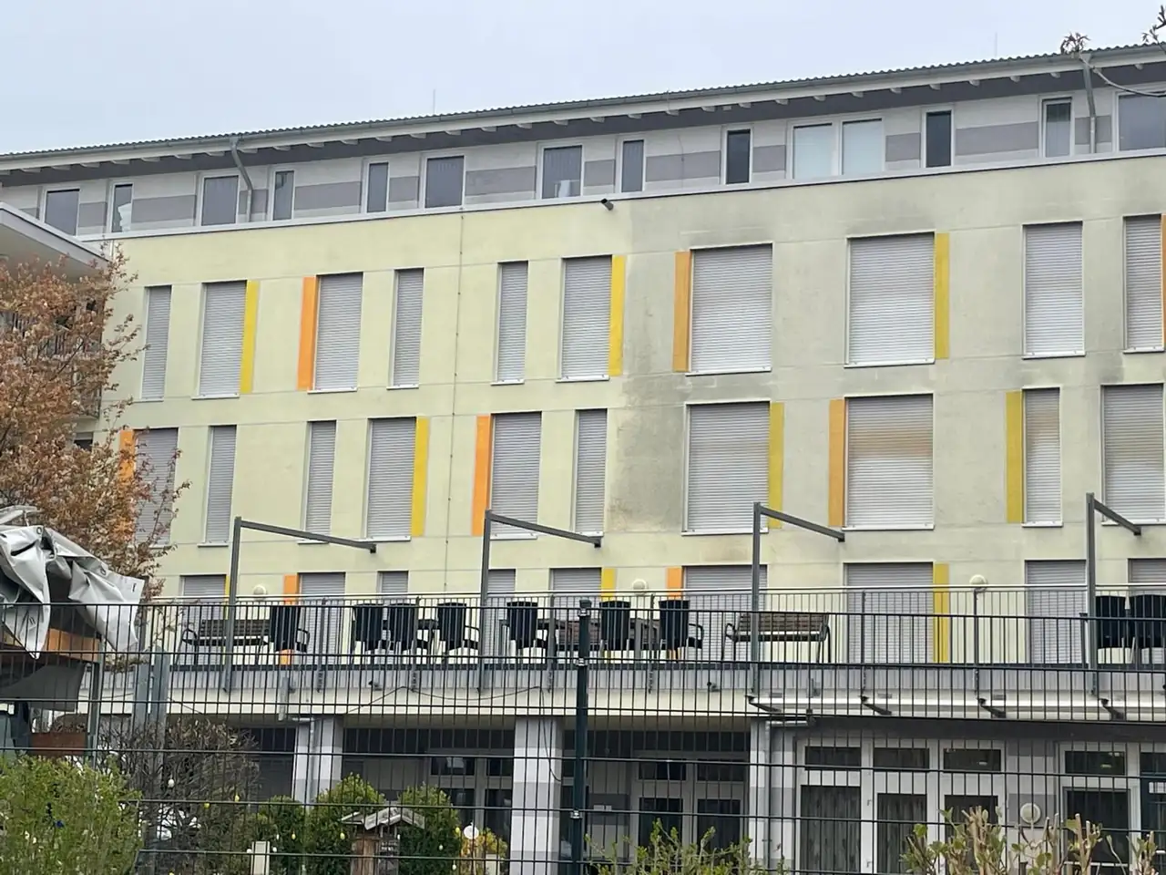 Fassadenfeld des Seniorenheims mit deutlichem Grau- und Algenbelag vor der Reinigung