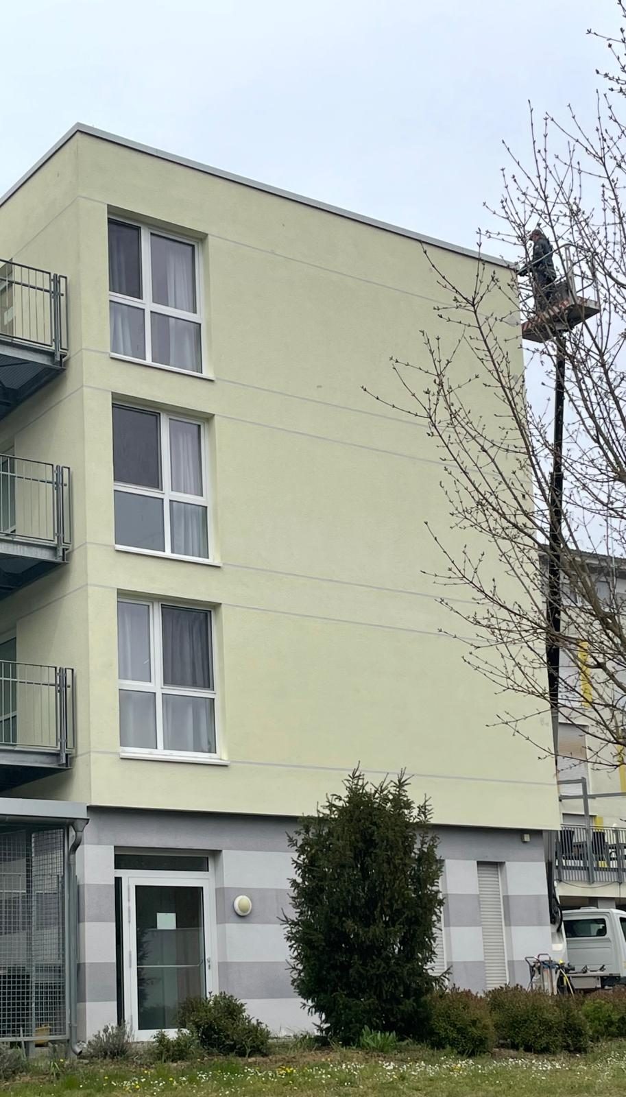Gereinigte Giebelfassade des Seniorenheims, gleichmäßige Optik nach der Fassadenreinigung