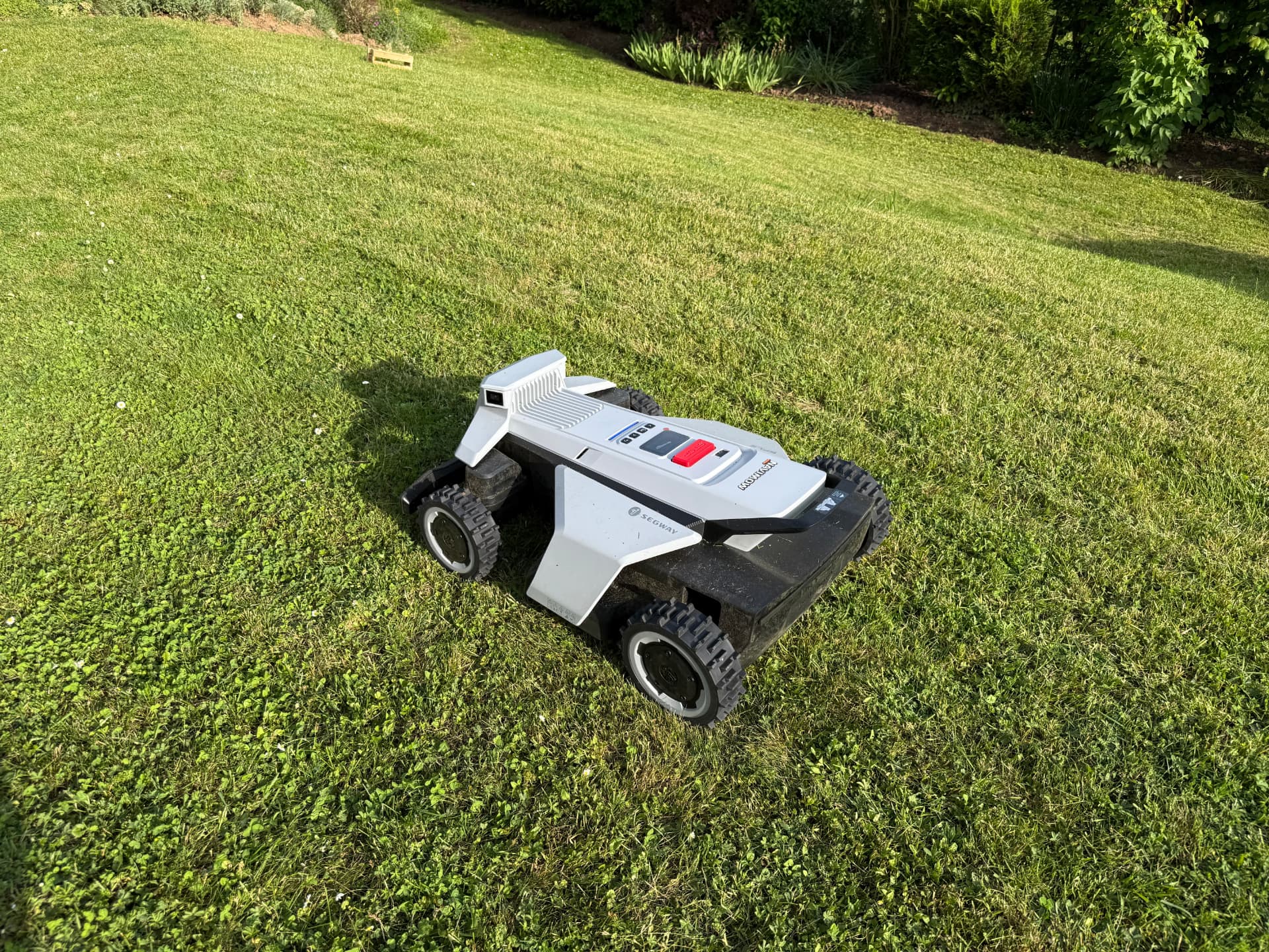 Navimow Mähroboter im Einsatz auf einer großen, gleichmäßig gemähten Rasenfläche