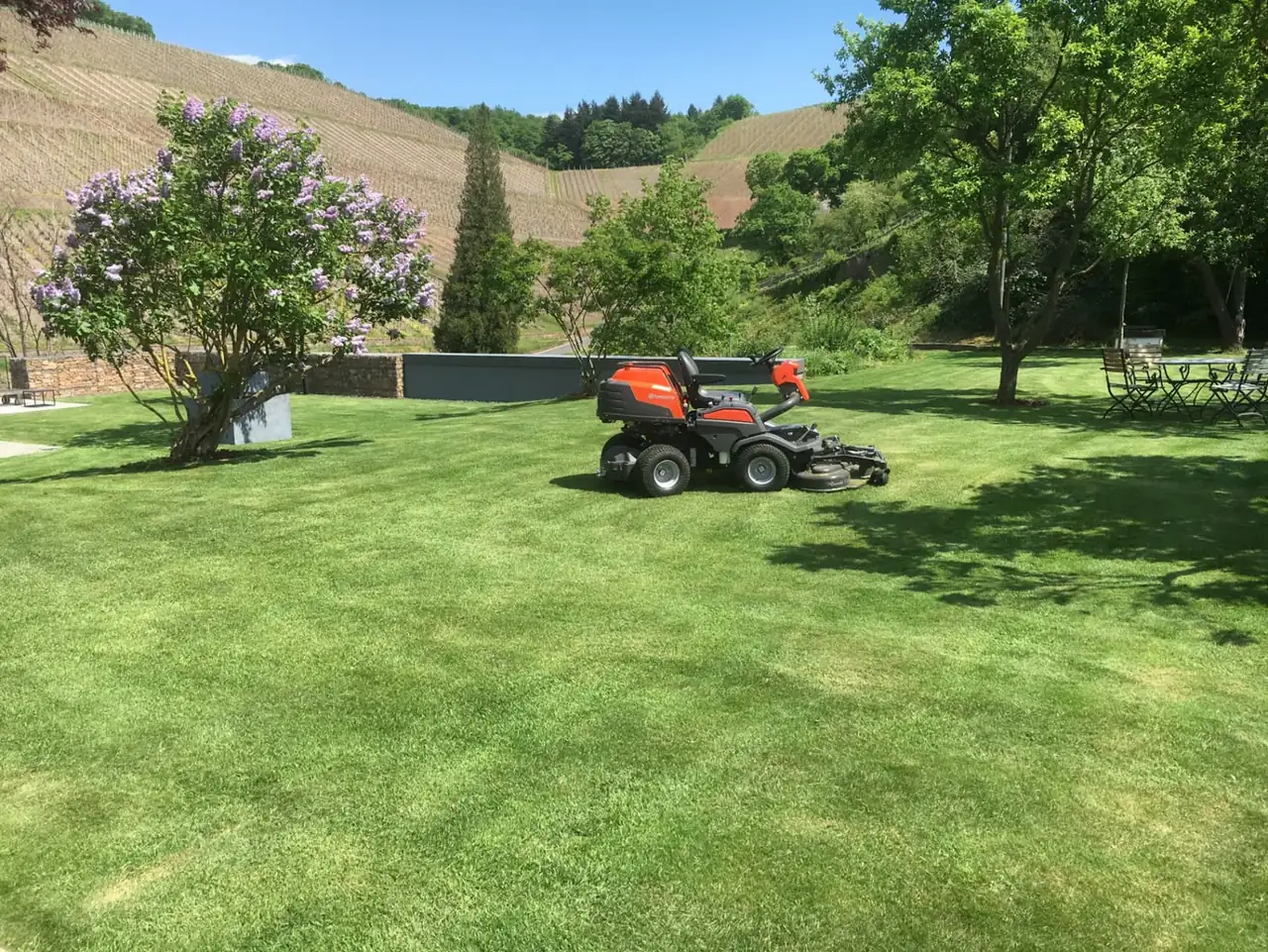 Aufsitzmäher von GartenHerrmann bei der Rasenpflege auf einer Objektfläche