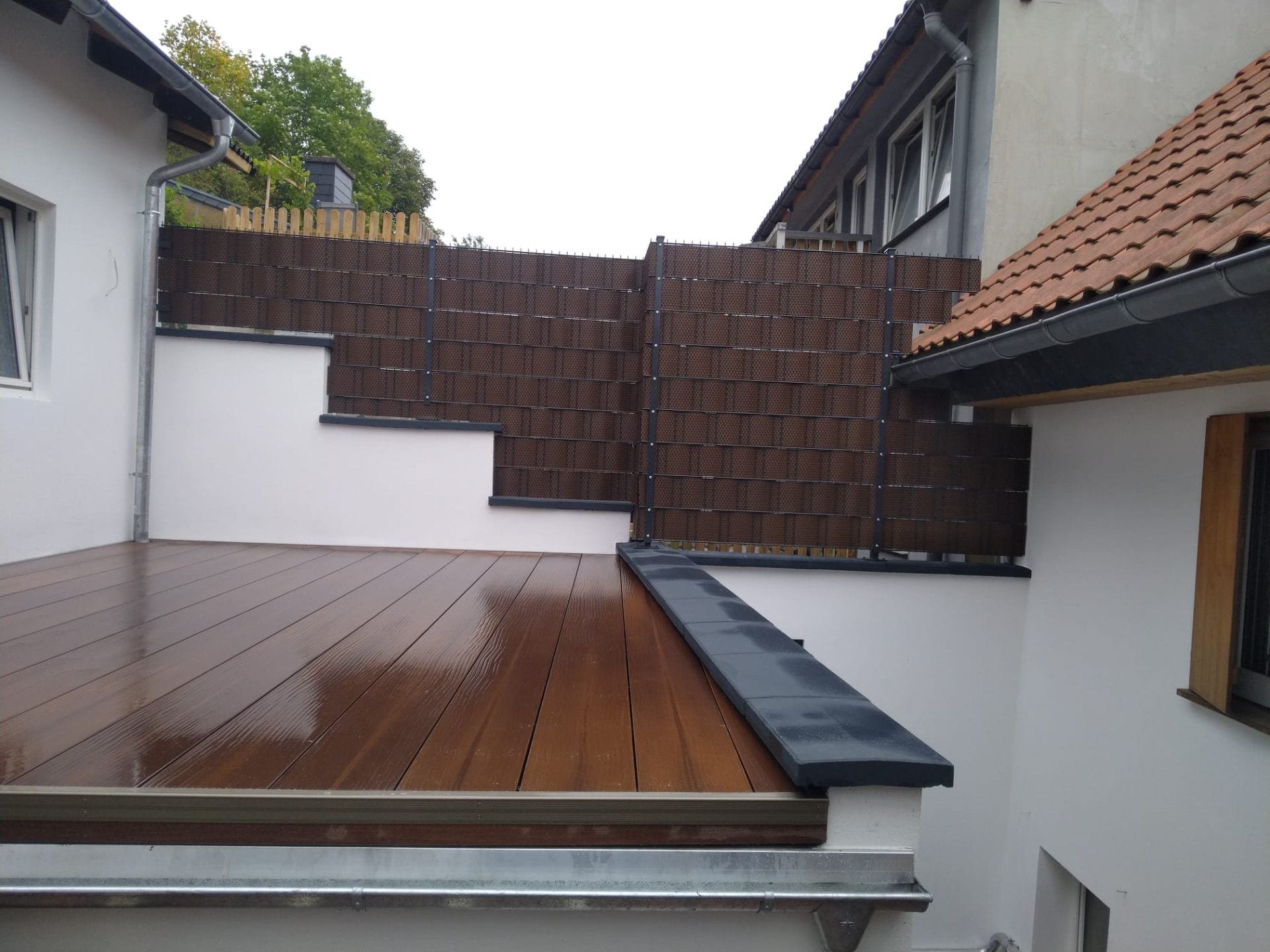 Mehrstufige WPC-Terrasse mit Treppe und Aluminium-Kantenprofilen
