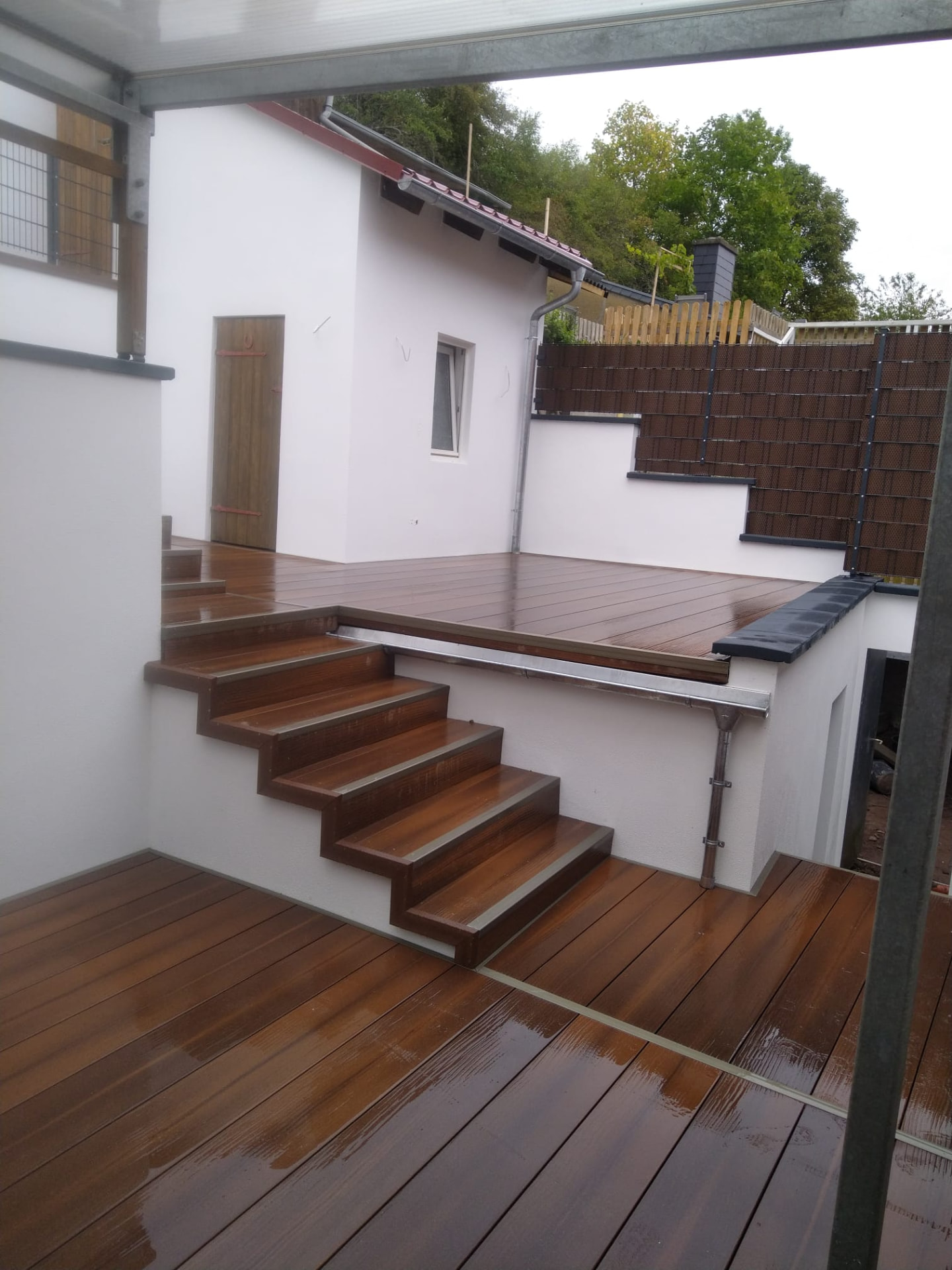 Zweistufige WPC-Terrasse mit Podest, Treppe und Entwässerung