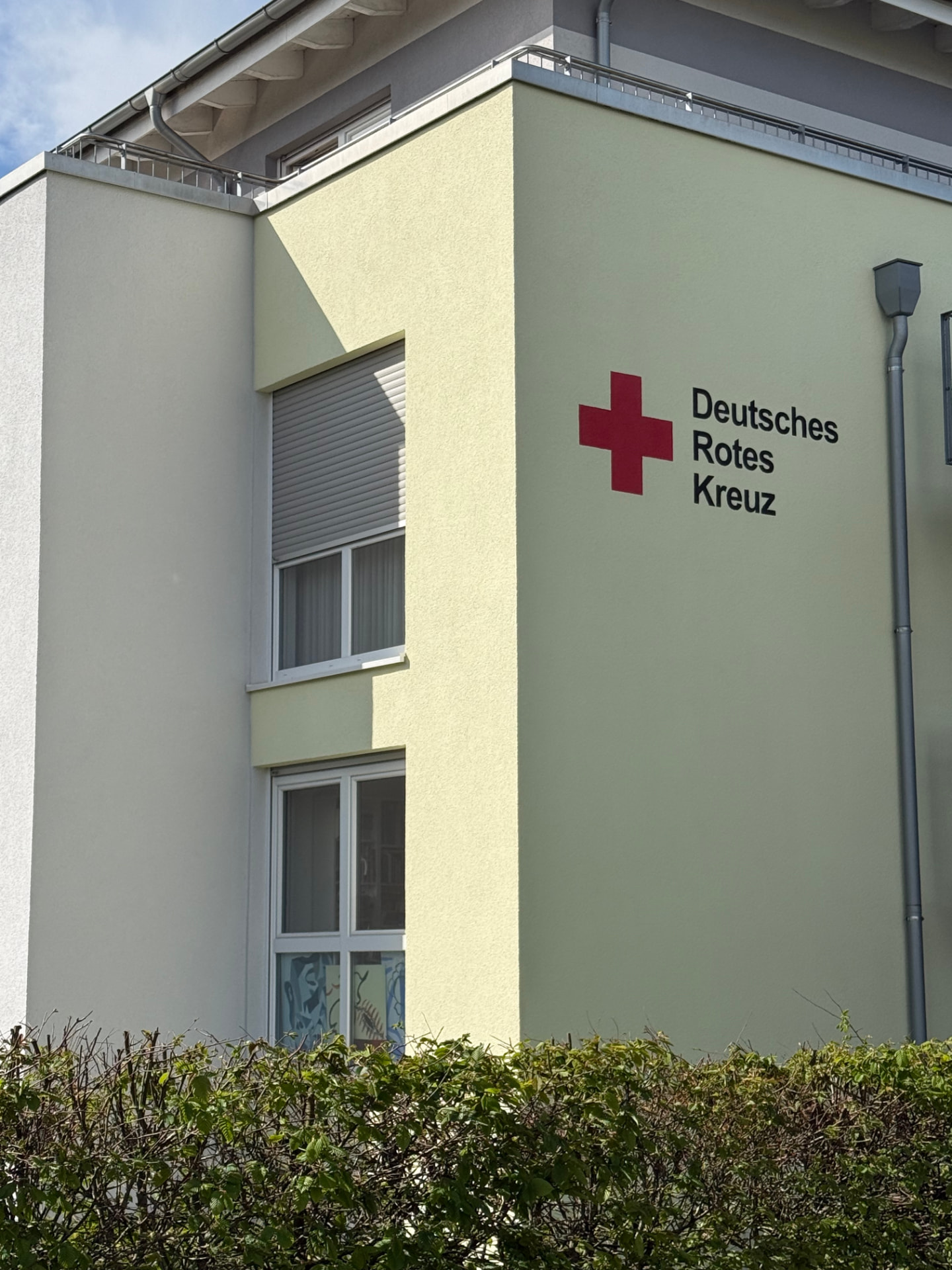 Gereinigte, gleichmäßig helle Fassade des Seniorenheims nach der Fassadenreinigung