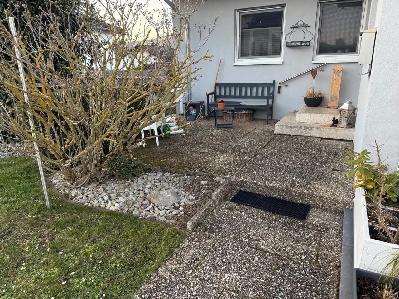 Terrassen- und Zugangsfläche vor der Sanierung: bemooste Betonplatten